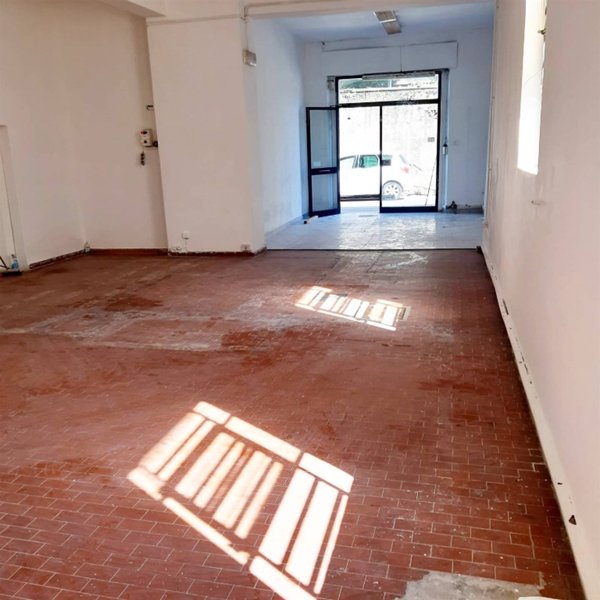 locale di sgombero in vendita a Prato
