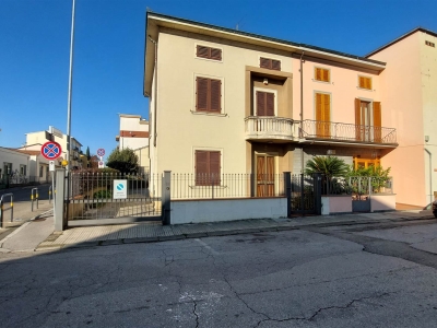 casa indipendente in vendita a Prato in zona Ponzano
