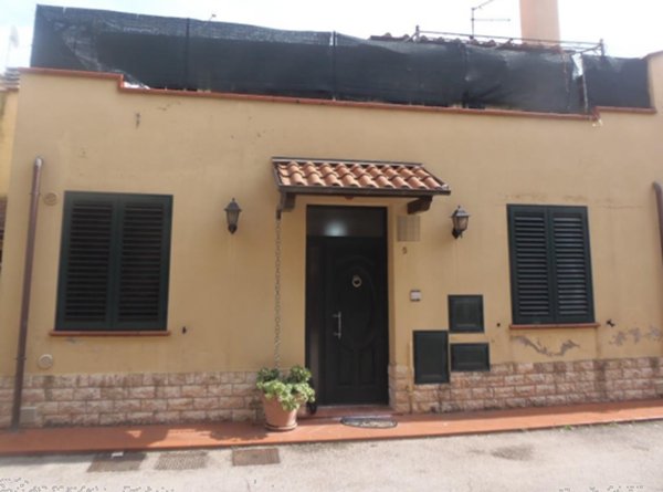 casa indipendente in vendita a Prato