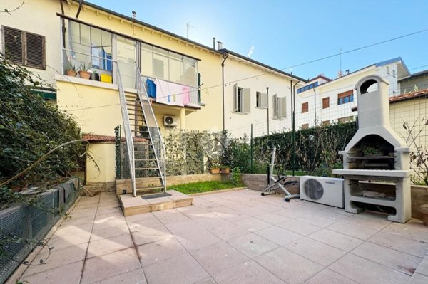 casa indipendente in vendita a Prato