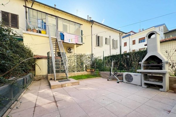 casa indipendente in vendita a Prato