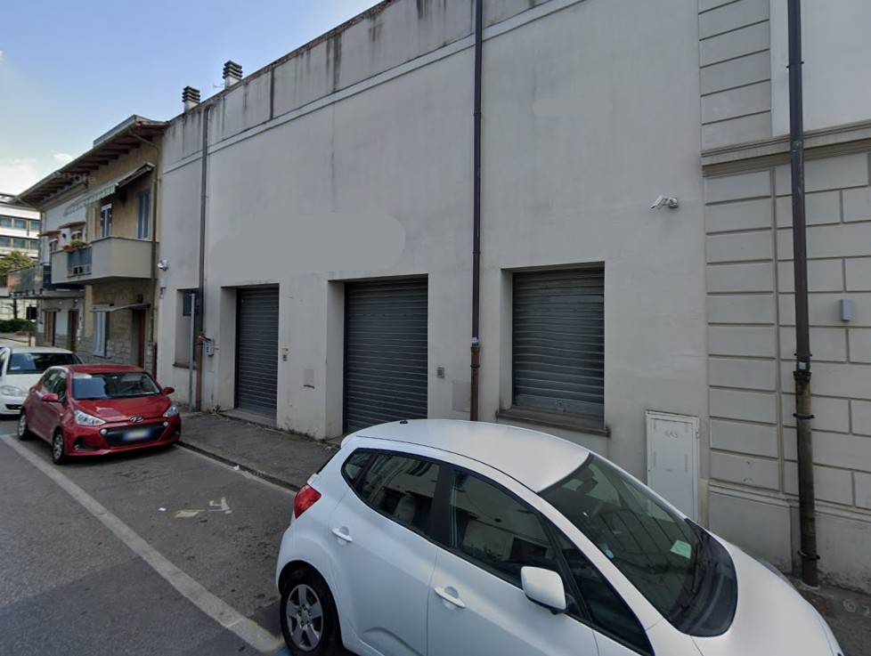 negozio in vendita a Prato in zona Santa Maria