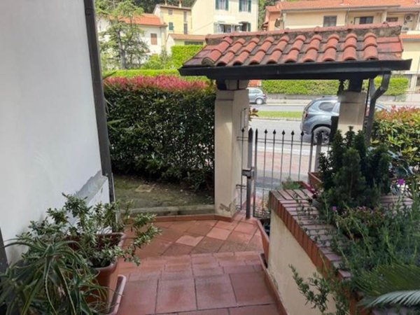 casa indipendente in vendita a Prato in zona Santa Lucia