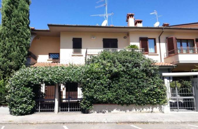 casa indipendente in vendita a Prato