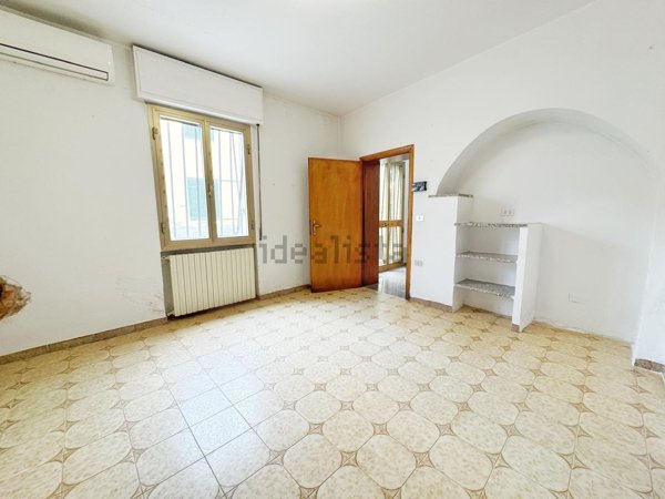 casa indipendente in vendita a Prato in zona Castelnuovo