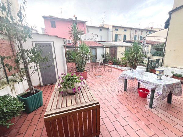 casa indipendente in vendita a Prato