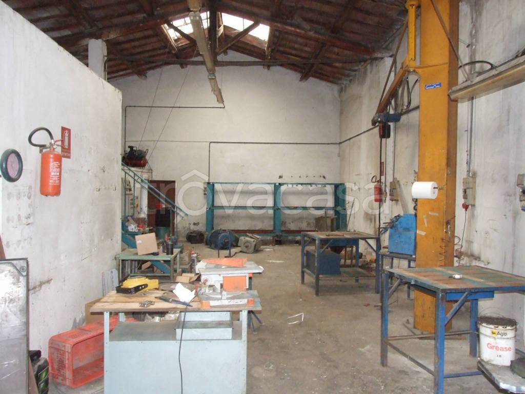 locale commerciale in vendita a Prato in zona Narnali