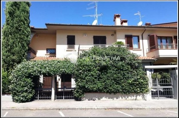 casa indipendente in vendita a Prato