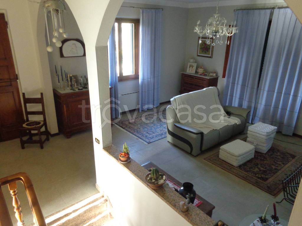 casa indipendente in vendita a Prato in zona Iolo