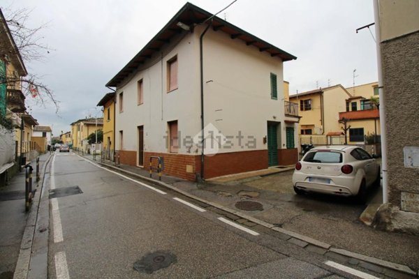 casa indipendente in vendita a Prato in zona Paperino