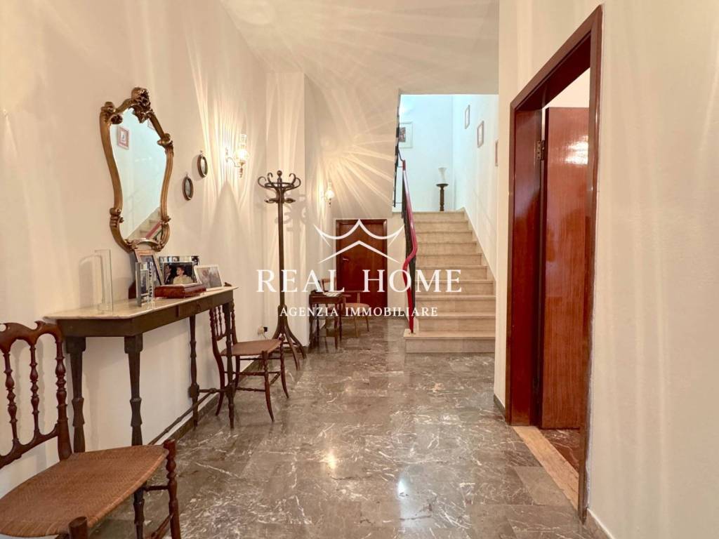 casa indipendente in vendita a Prato in zona Santa Lucia