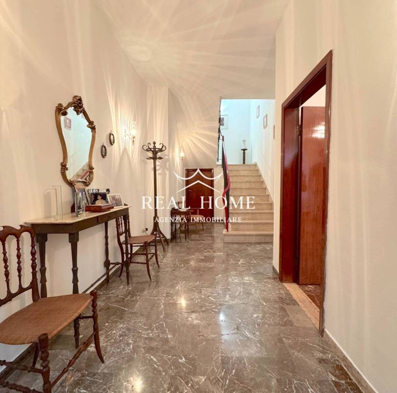 casa indipendente in vendita a Prato in zona Santa Lucia