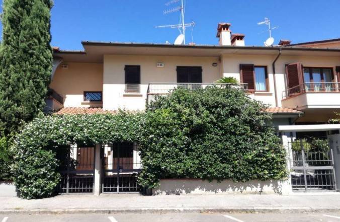 casa indipendente in vendita a Prato