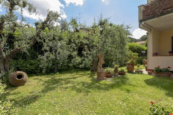 casa indipendente in vendita a Prato in zona Le Badie