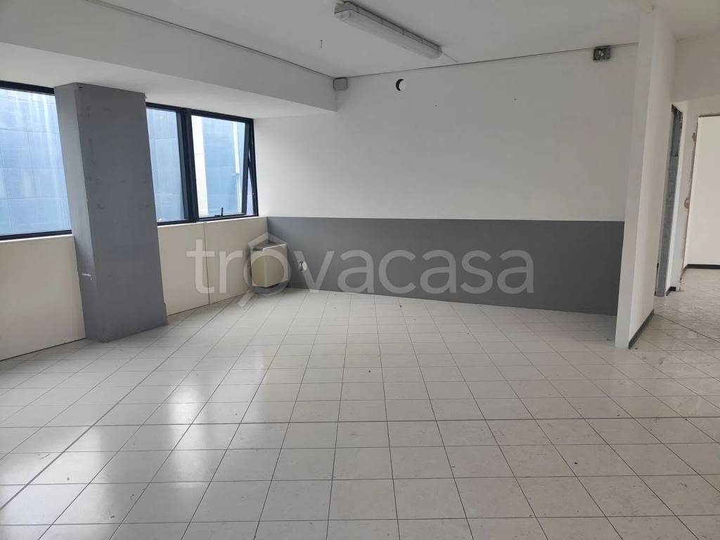 ufficio in vendita a Prato in zona Tavola