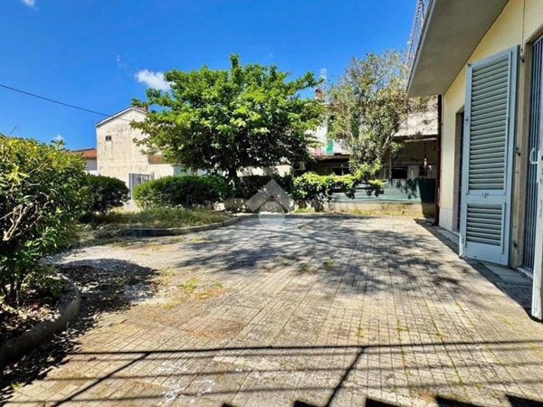 casa indipendente in vendita a Prato in zona Casale