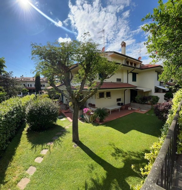 casa indipendente in vendita a Prato