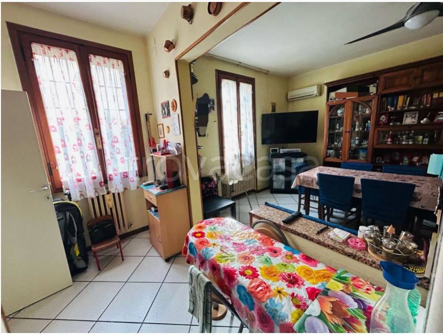 casa indipendente in vendita a Prato