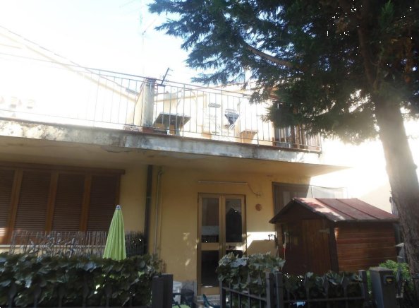 casa indipendente in vendita a Prato