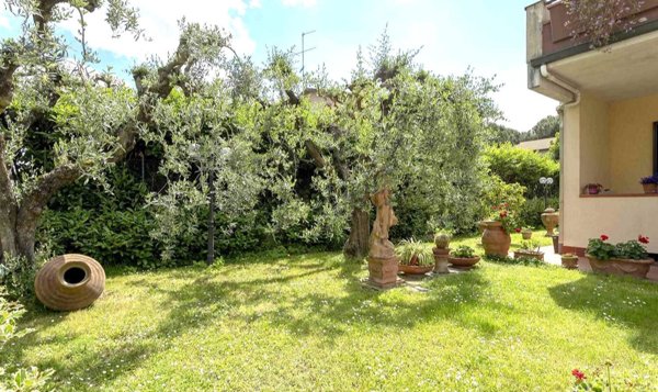 casa indipendente in vendita a Prato in zona Le Badie