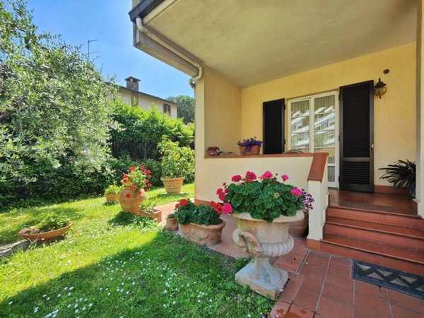 casa indipendente in vendita a Prato in zona Le Badie