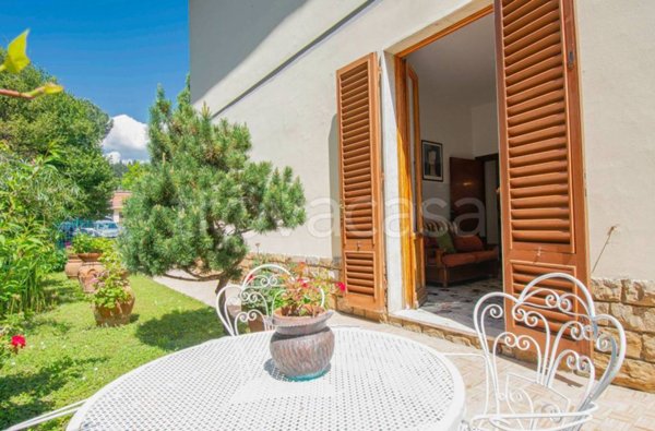 casa indipendente in vendita a Prato in zona Santa Lucia