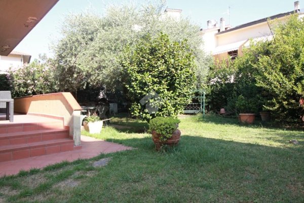 casa indipendente in vendita a Prato in zona Le Badie