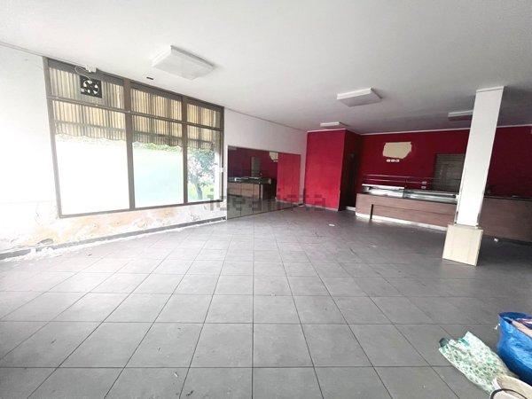 locale commerciale in vendita a Prato