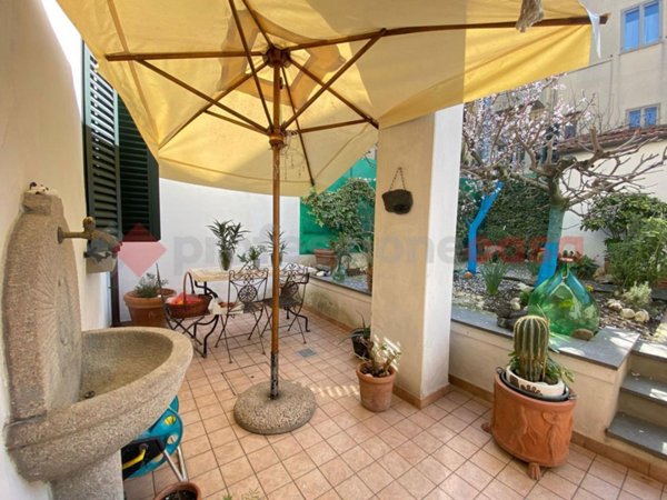 casa indipendente in vendita a Prato