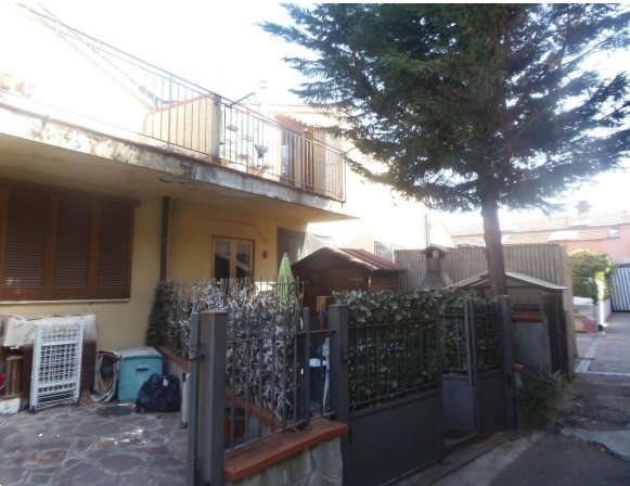 casa indipendente in vendita a Prato
