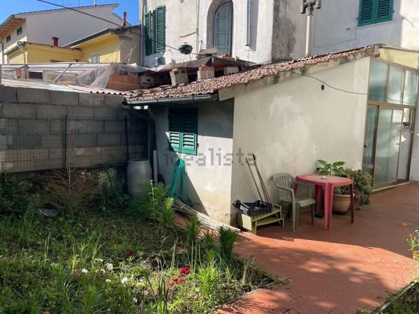 casa indipendente in vendita a Prato
