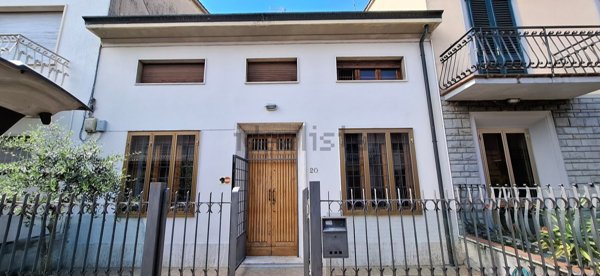 casa indipendente in vendita a Prato in zona Grignano