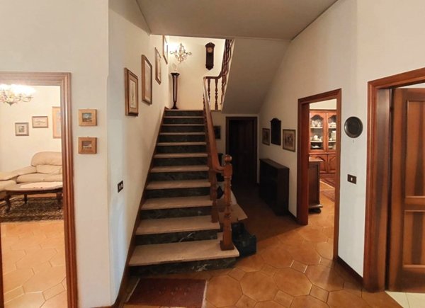 casa indipendente in vendita a Prato in zona Ponzano
