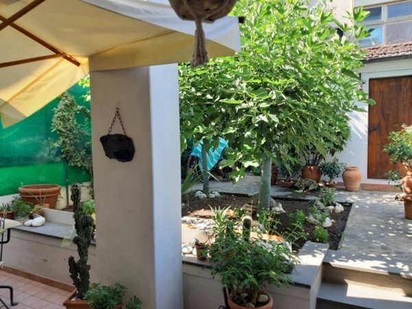 casa indipendente in vendita a Prato
