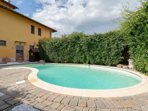 casa indipendente in vendita a Prato in zona Castelnuovo