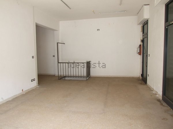 ufficio in vendita a Prato in zona Paperino