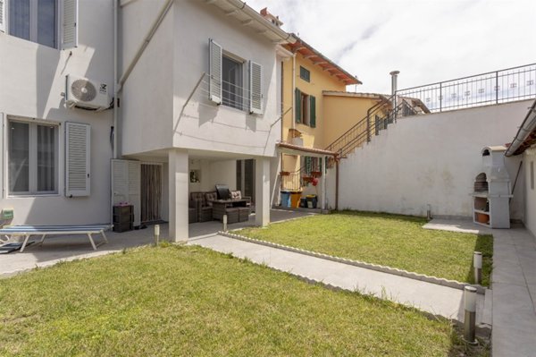casa indipendente in vendita a Prato in zona Grignano