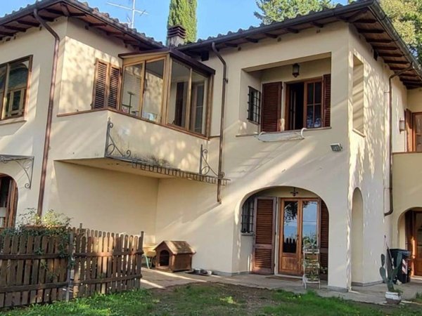 casa indipendente in vendita a Prato