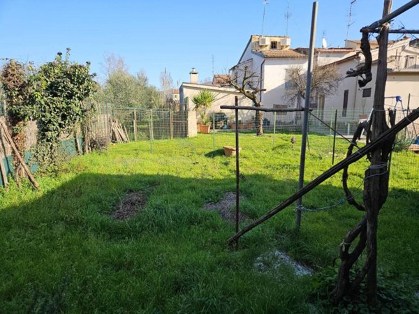 casa indipendente in vendita a Prato
