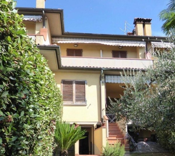 casa indipendente in vendita a Prato in zona Casale