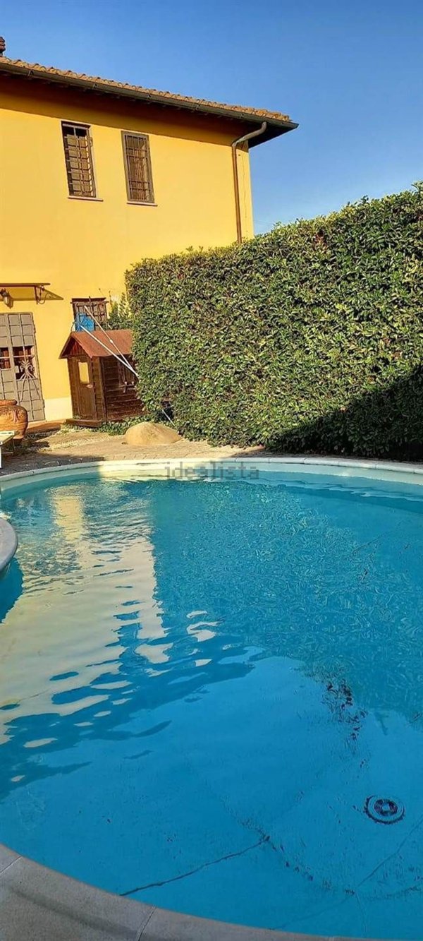 quadrivano in vendita a Prato in zona Paperino