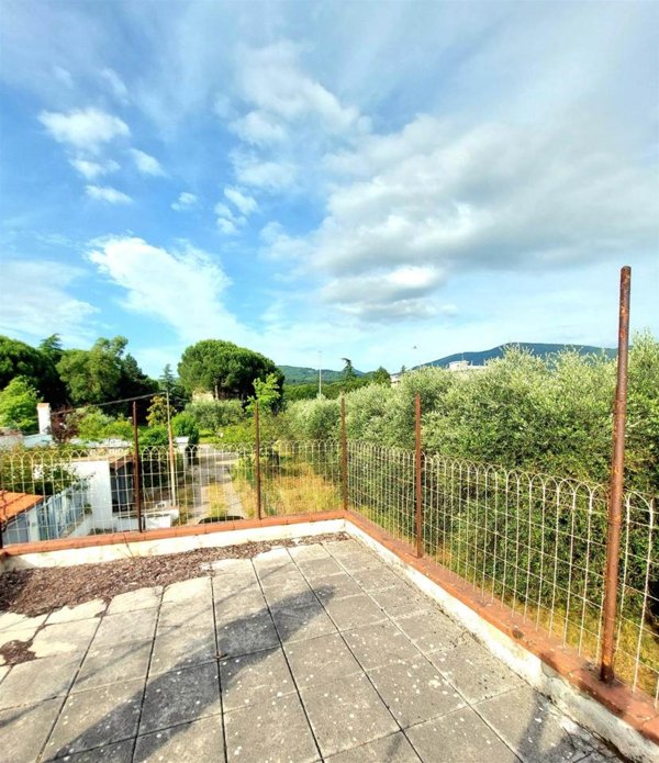 casa indipendente in vendita a Prato in zona Viaccia