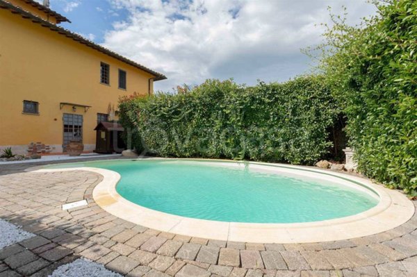 casa indipendente in vendita a Prato in zona Castelnuovo