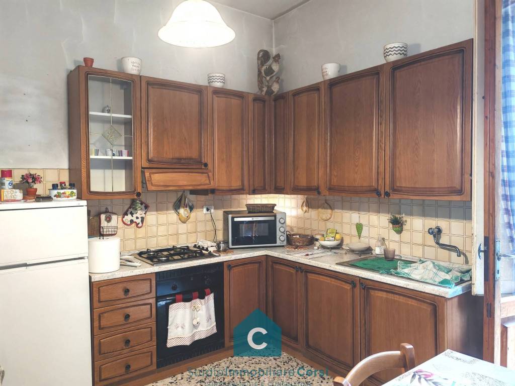 casa indipendente in vendita a Prato in zona Castelnuovo