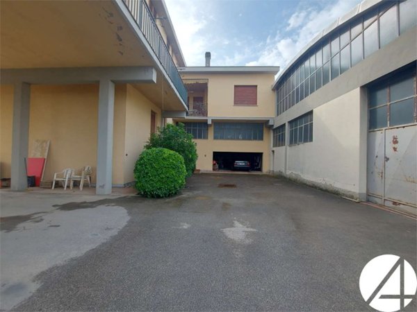 capannone in vendita a Prato