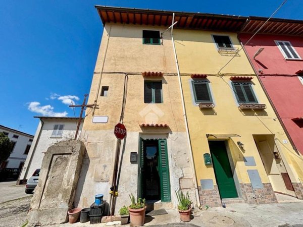 casa indipendente in vendita a Prato in zona Iolo