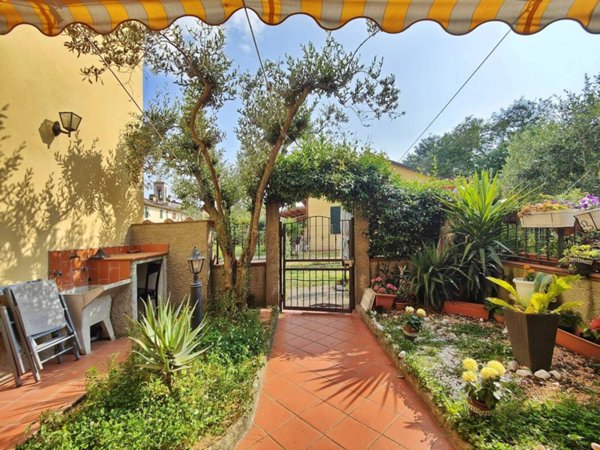 casa indipendente in vendita a Prato