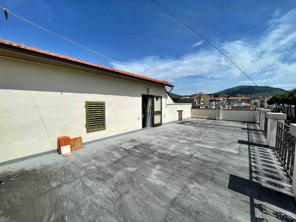casa indipendente in vendita a Prato in zona Santa Lucia