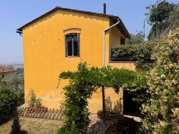 casa indipendente in vendita a Prato in zona Carteano