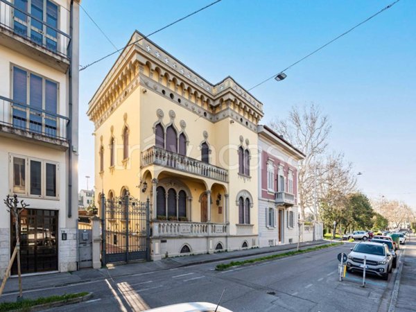 casa indipendente in vendita a Prato